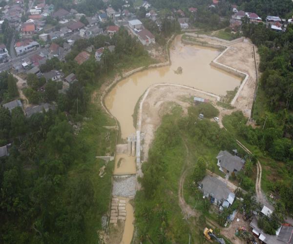 Dinas PUPRPRKP Rampungkan Pembangunan Kolam Retensi Muntok Upaya Atasi Banjir
