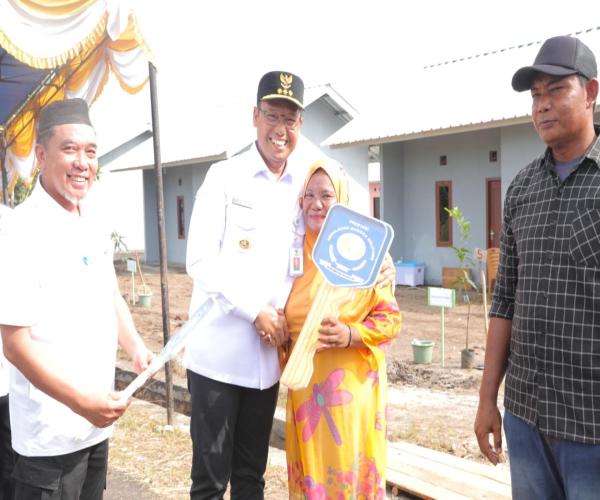 Pj Gubernur Sugito Resmikan 40 Rumah Layak Huni Untuk Suku Sawang