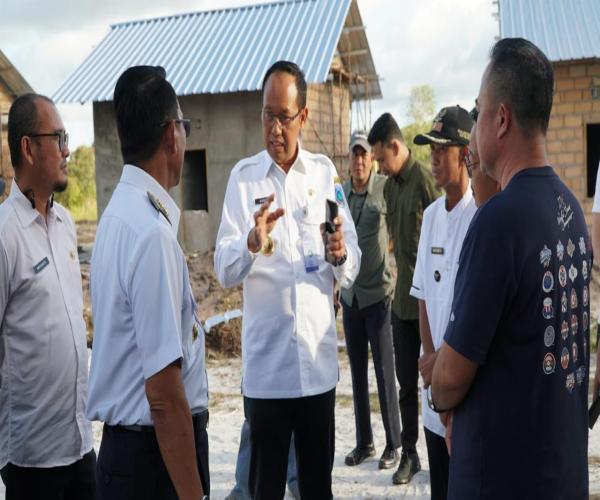 Pj Gubernur Sugito Tinjau Kondisi Rumah Tak Layak Huni Warga Suku Sawang