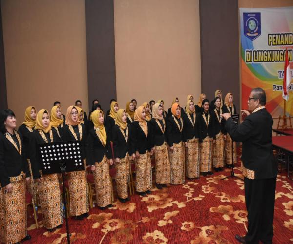 Paduan Suara Serumpun Sebalai Meriahkan Acara Penandatanganan Kontrak PUPR